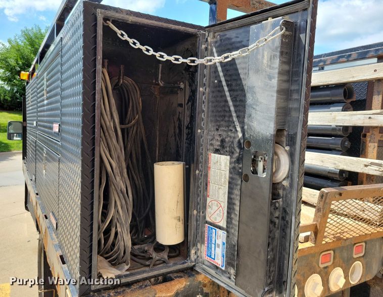 image for item DX7413 2013 Ford F350 Super Duty flatbed pickup truck