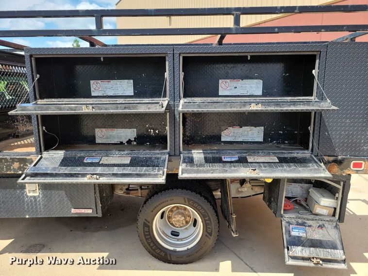 image for item DX7413 2013 Ford F350 Super Duty flatbed pickup truck