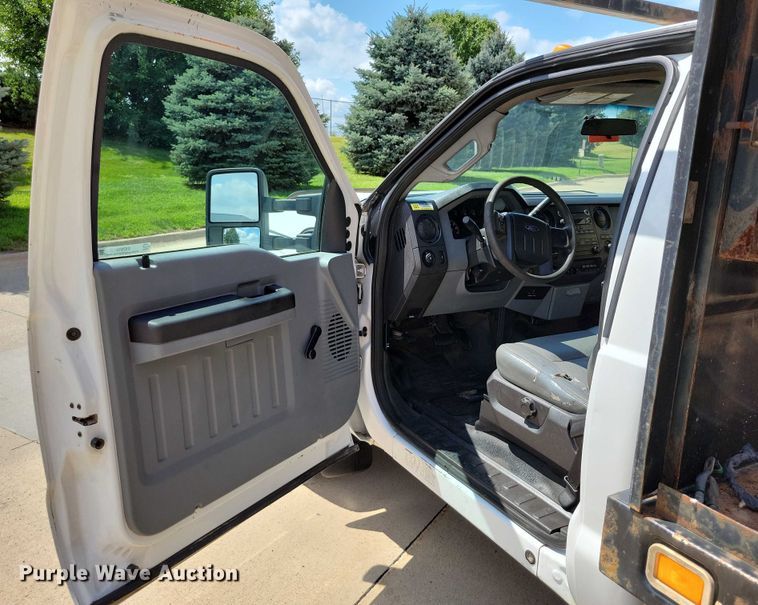 image for item DX7413 2013 Ford F350 Super Duty flatbed pickup truck