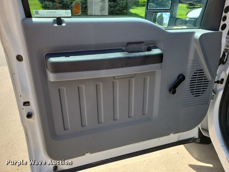 image for item DX7413 2013 Ford F350 Super Duty flatbed pickup truck