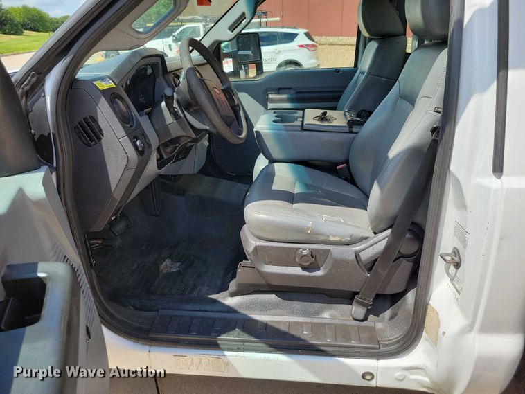 image for item DX7413 2013 Ford F350 Super Duty flatbed pickup truck