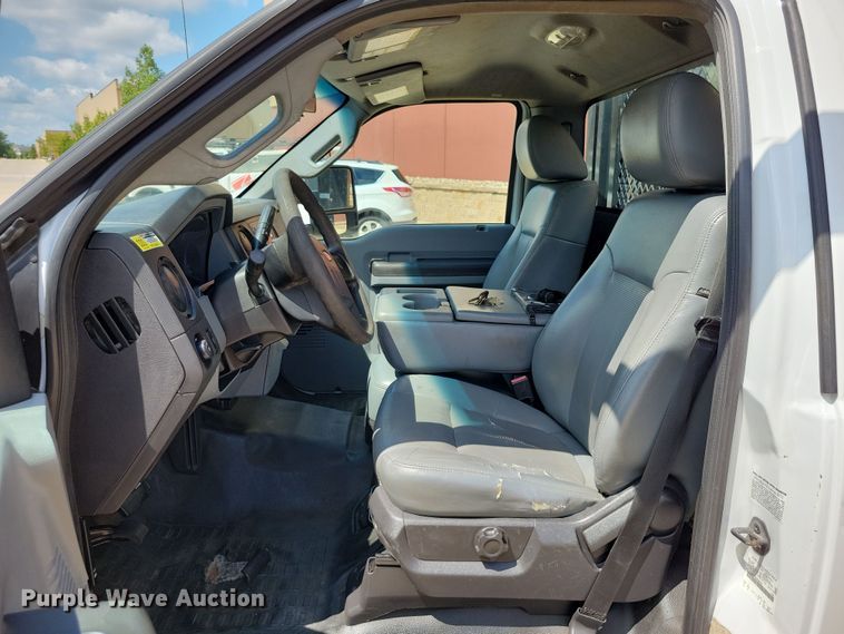 image for item DX7413 2013 Ford F350 Super Duty flatbed pickup truck