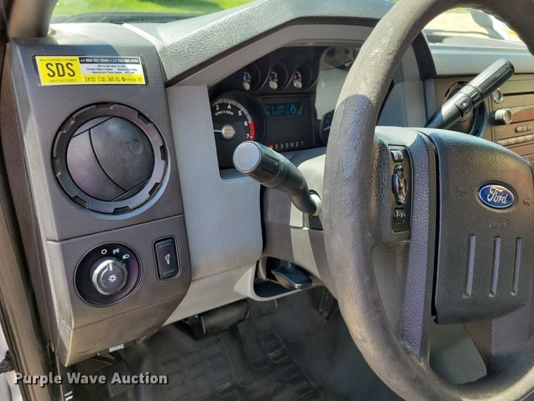 image for item DX7413 2013 Ford F350 Super Duty flatbed pickup truck