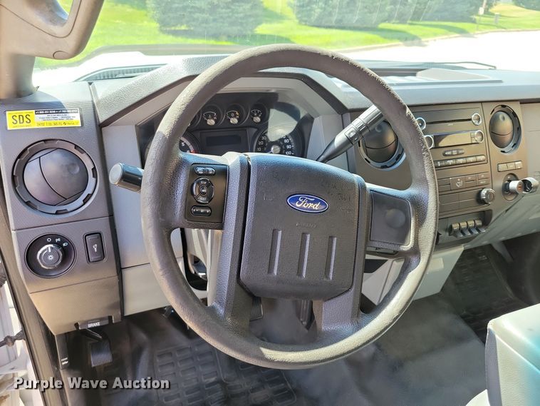 image for item DX7413 2013 Ford F350 Super Duty flatbed pickup truck