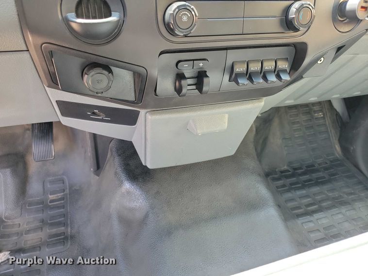 image for item DX7413 2013 Ford F350 Super Duty flatbed pickup truck