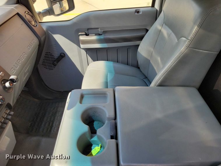 image for item DX7413 2013 Ford F350 Super Duty flatbed pickup truck