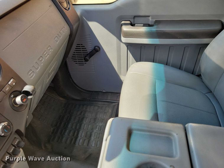 image for item DX7413 2013 Ford F350 Super Duty flatbed pickup truck