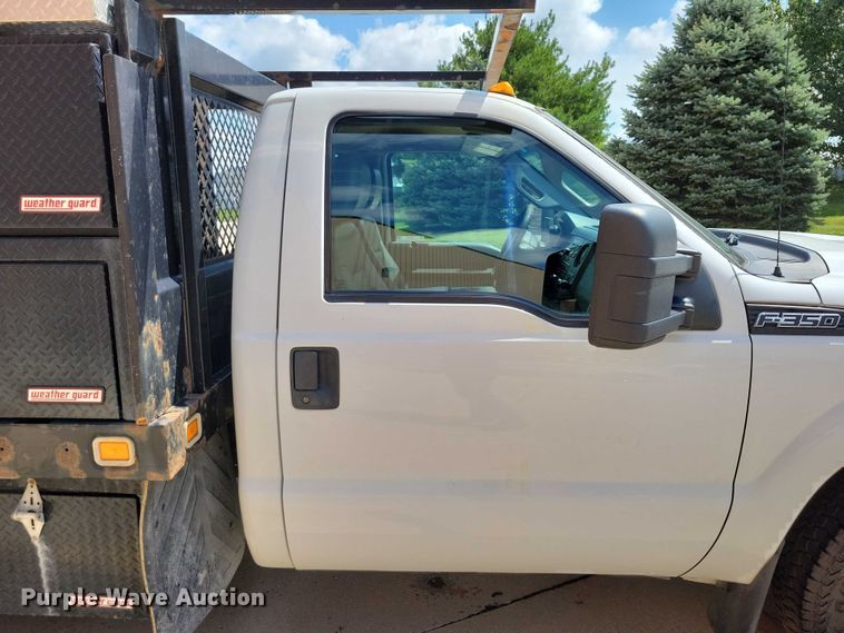 image for item DX7413 2013 Ford F350 Super Duty flatbed pickup truck