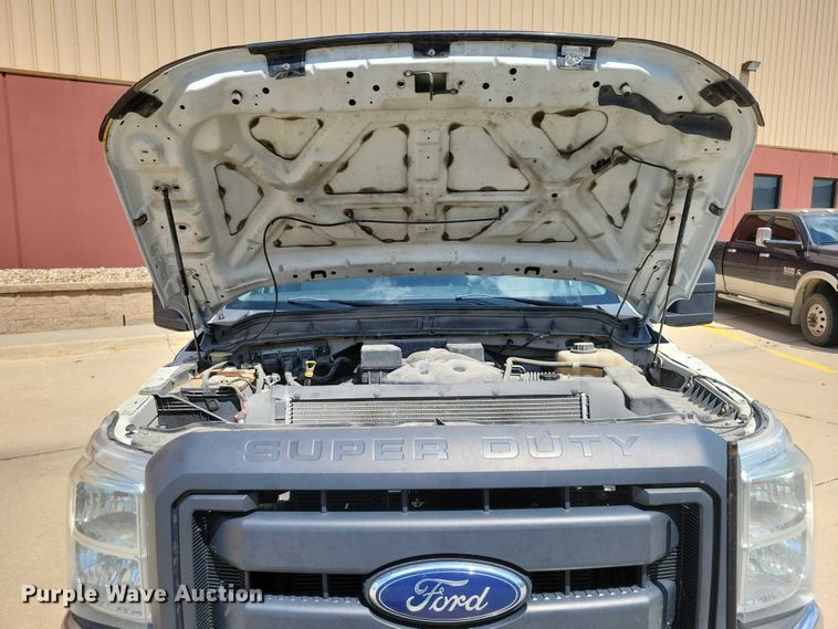 image for item DX7413 2013 Ford F350 Super Duty flatbed pickup truck