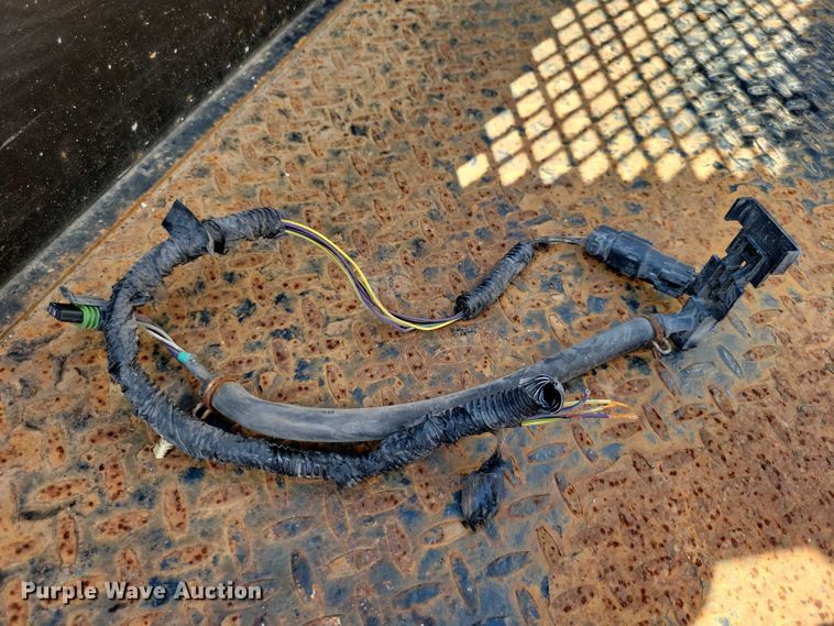 image for item DX7413 2013 Ford F350 Super Duty flatbed pickup truck