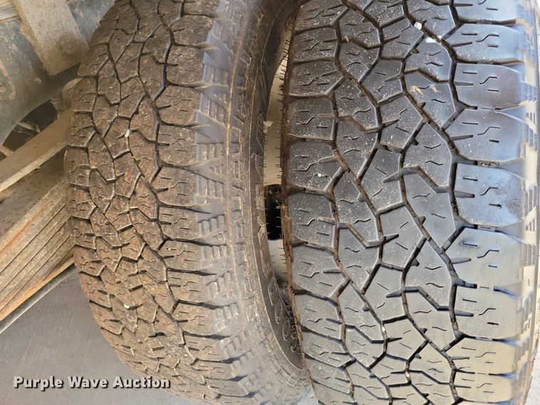 image for item DX7413 2013 Ford F350 Super Duty flatbed pickup truck