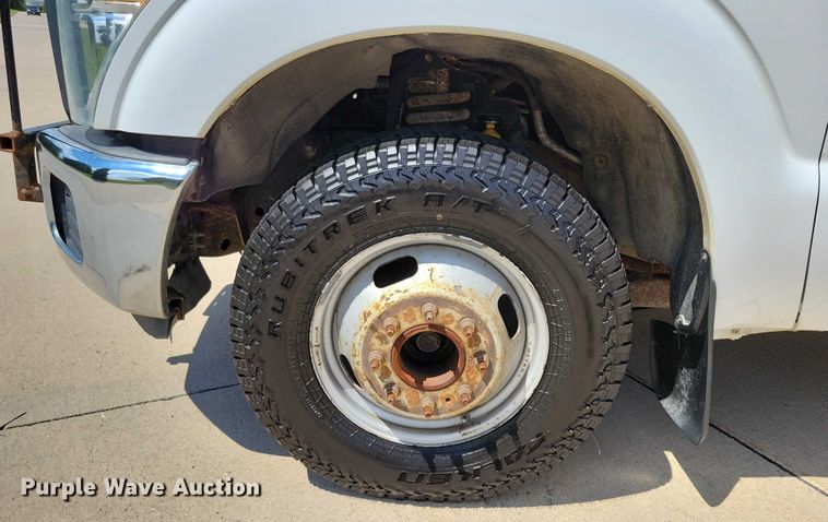 image for item DX7413 2013 Ford F350 Super Duty flatbed pickup truck