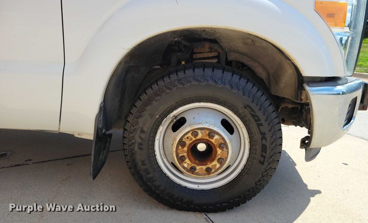 image for item DX7413 2013 Ford F350 Super Duty flatbed pickup truck