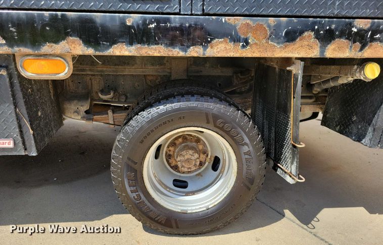 image for item DX7413 2013 Ford F350 Super Duty flatbed pickup truck