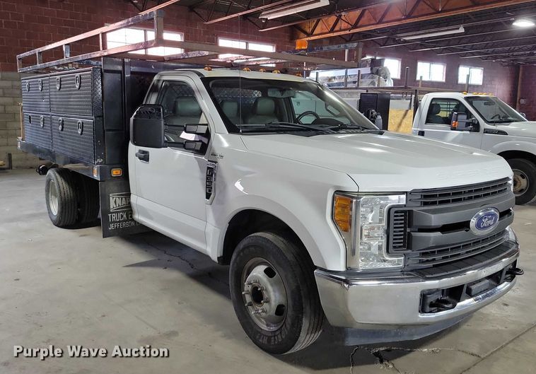 image for item DX7414 2017 Ford F350 Super Duty flatbed pickup truck