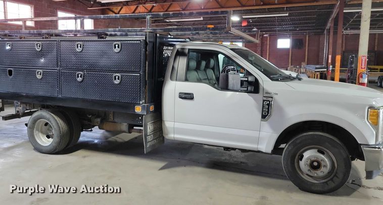 image for item DX7414 2017 Ford F350 Super Duty flatbed pickup truck