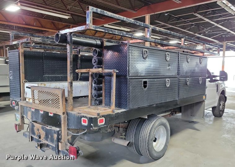 image for item DX7414 2017 Ford F350 Super Duty flatbed pickup truck