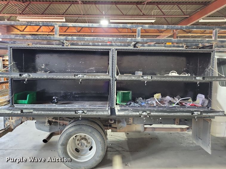 image for item DX7414 2017 Ford F350 Super Duty flatbed pickup truck