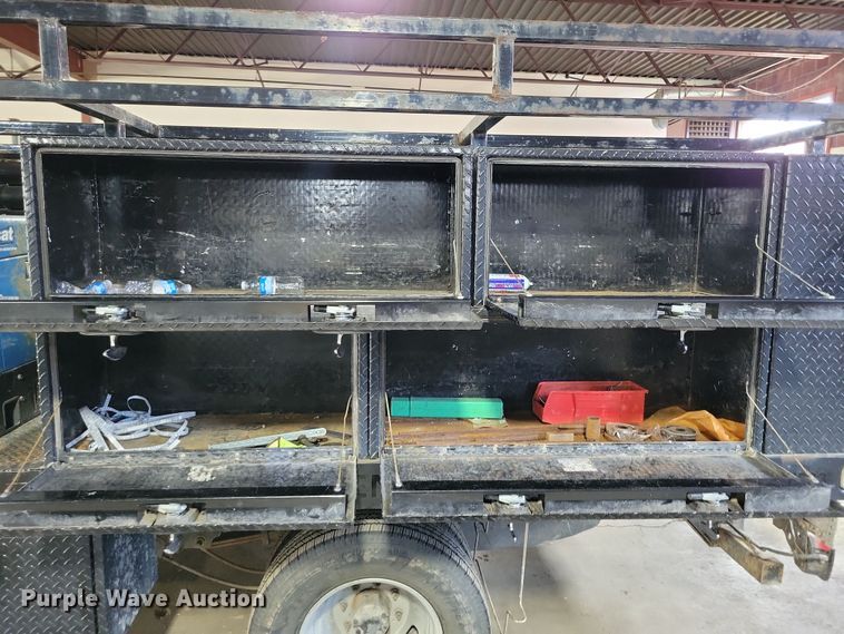 image for item DX7414 2017 Ford F350 Super Duty flatbed pickup truck