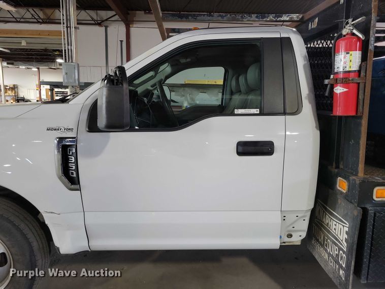 image for item DX7414 2017 Ford F350 Super Duty flatbed pickup truck