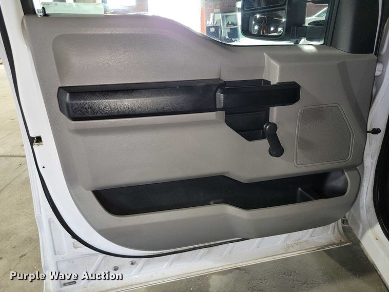 image for item DX7414 2017 Ford F350 Super Duty flatbed pickup truck