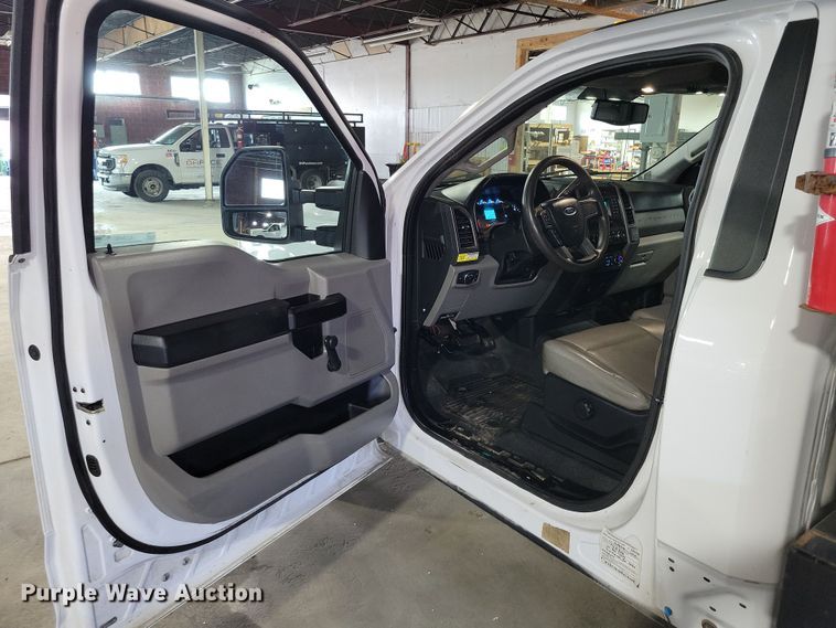 image for item DX7414 2017 Ford F350 Super Duty flatbed pickup truck