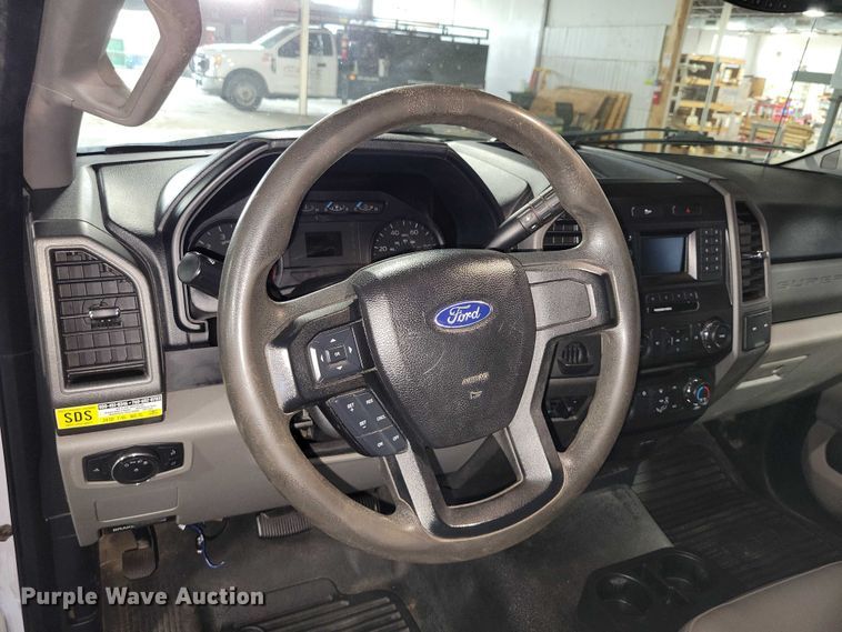 image for item DX7414 2017 Ford F350 Super Duty flatbed pickup truck