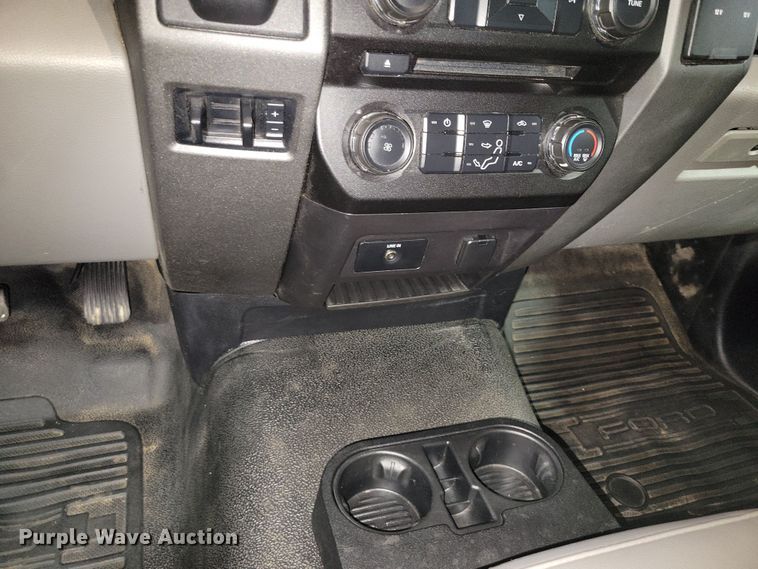 image for item DX7414 2017 Ford F350 Super Duty flatbed pickup truck