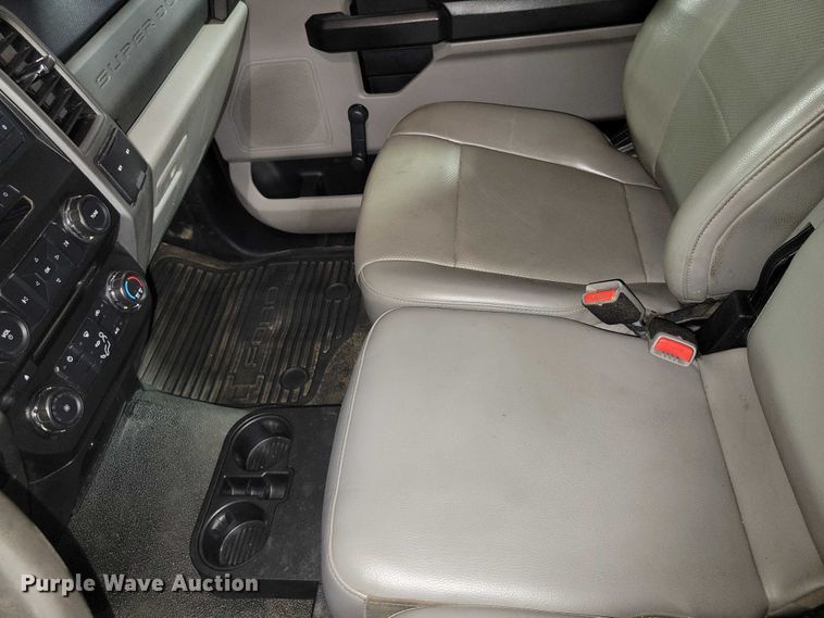 image for item DX7414 2017 Ford F350 Super Duty flatbed pickup truck