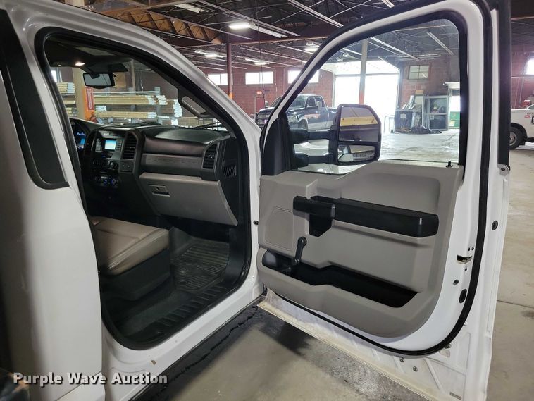 image for item DX7414 2017 Ford F350 Super Duty flatbed pickup truck