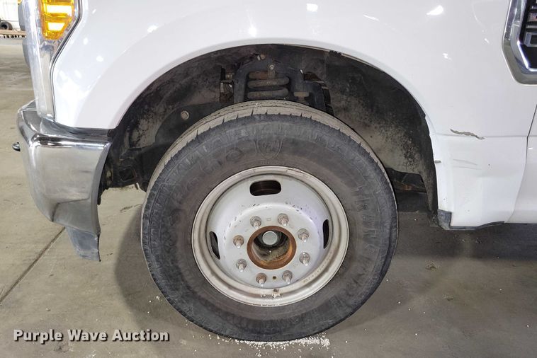 image for item DX7414 2017 Ford F350 Super Duty flatbed pickup truck