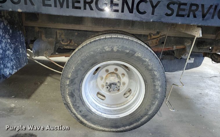 image for item DX7414 2017 Ford F350 Super Duty flatbed pickup truck