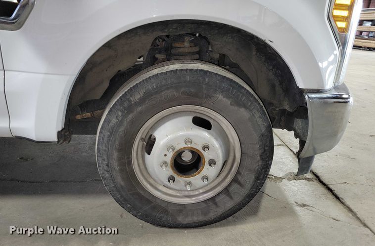 image for item DX7414 2017 Ford F350 Super Duty flatbed pickup truck