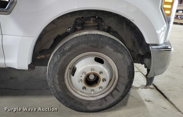 image for item DX7414 2017 Ford F350 Super Duty flatbed pickup truck