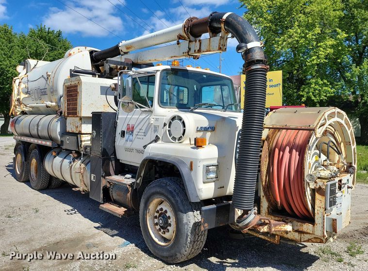 image for item DX7420 1996 Ford L8000 sewer jetter truck