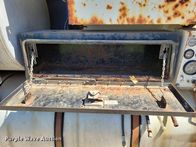 image for item DX7420 1996 Ford L8000 sewer jetter truck