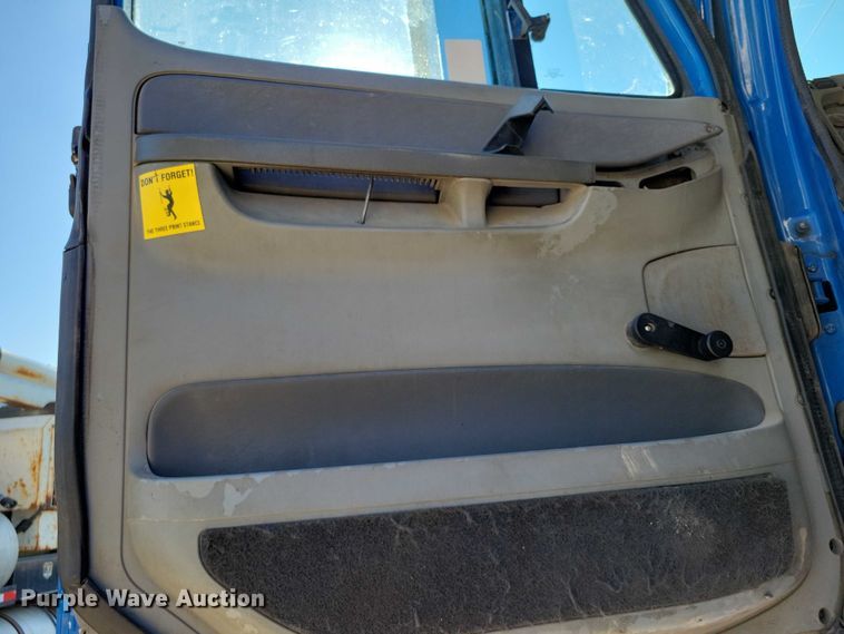 image for item DX7421 2007 Freightliner Argosy flatbed truck