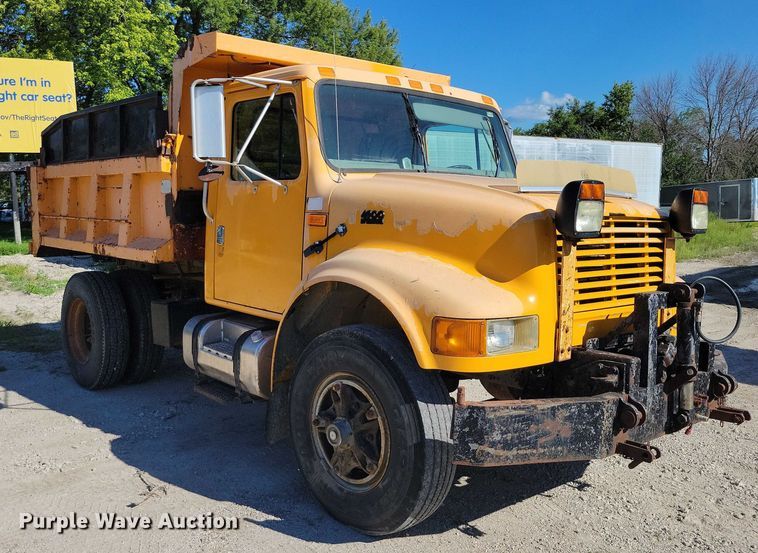 image for item DX7425 1996 International 4900 dump truck