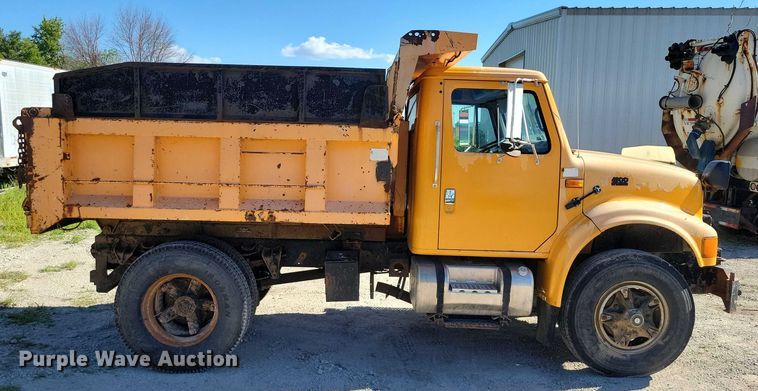 image for item DX7425 1996 International 4900 dump truck