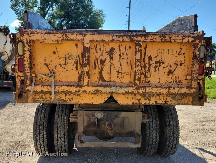 image for item DX7425 1996 International 4900 dump truck