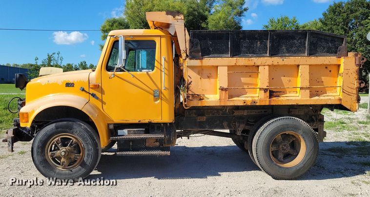 image for item DX7425 1996 International 4900 dump truck