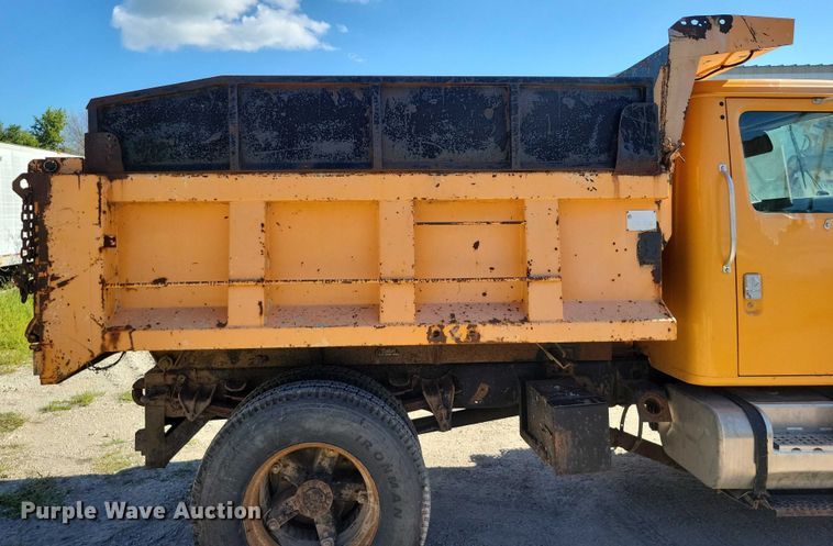 image for item DX7425 1996 International 4900 dump truck