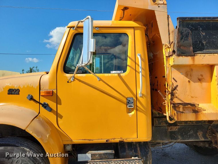 image for item DX7425 1996 International 4900 dump truck