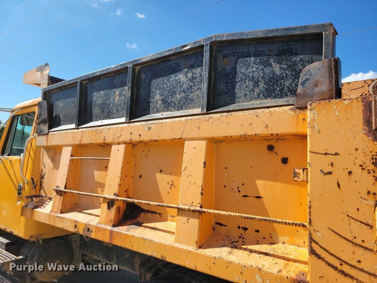 image for item DX7425 1996 International 4900 dump truck