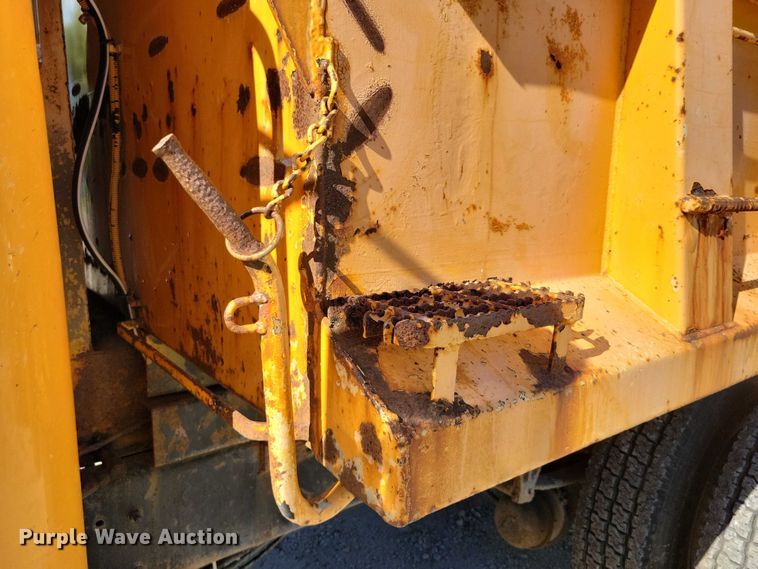 image for item DX7425 1996 International 4900 dump truck