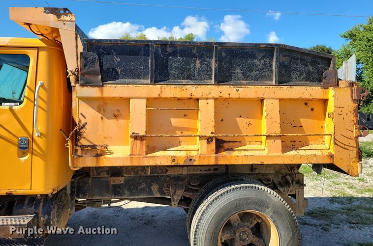 image for item DX7425 1996 International 4900 dump truck