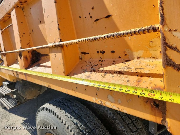 image for item DX7425 1996 International 4900 dump truck