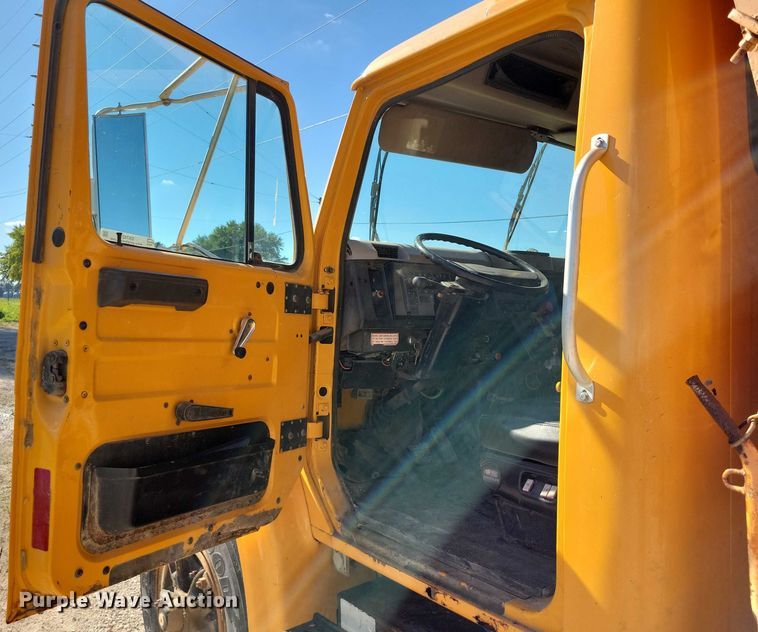 image for item DX7425 1996 International 4900 dump truck