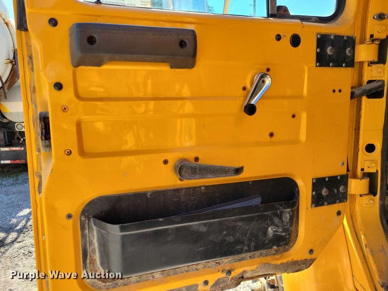 image for item DX7425 1996 International 4900 dump truck