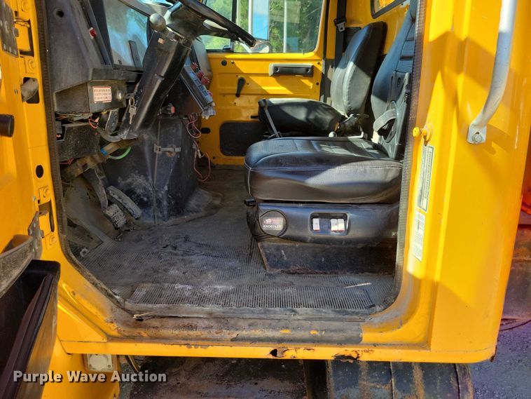 image for item DX7425 1996 International 4900 dump truck